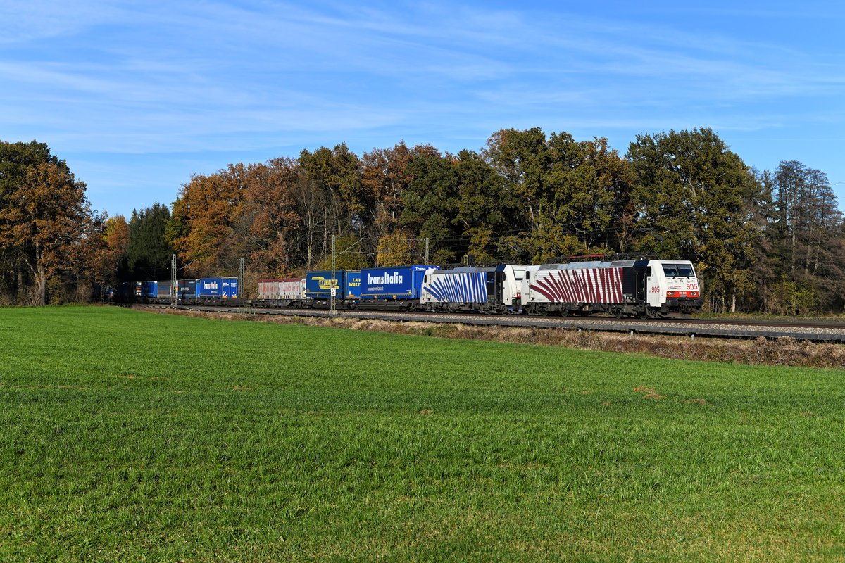 Die beiden  Zebras  189 905 und 186 442 beförderten am 08. November 2020 den KLV-Zug DGS 43119 durchgehend zwischen München Ost Rbf und Verona Q.E. in Norditalien. Bei Brannenburg im Inntal konnte ich den bunten Zug fotografieren.