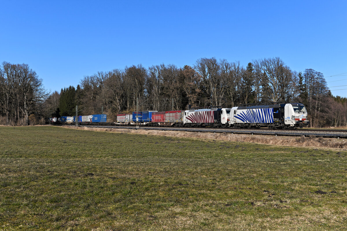 Die beiden  Zebras  193 772 und 189 901 beförderten am 13. Februar 2022 den KLV-Zug DGS 43119 durchgehend zwischen München Ost Rbf und Verona Q.E. in Norditalien. Bei Brannenburg im Inntal konnte ich den bunten Zug fotografieren.
