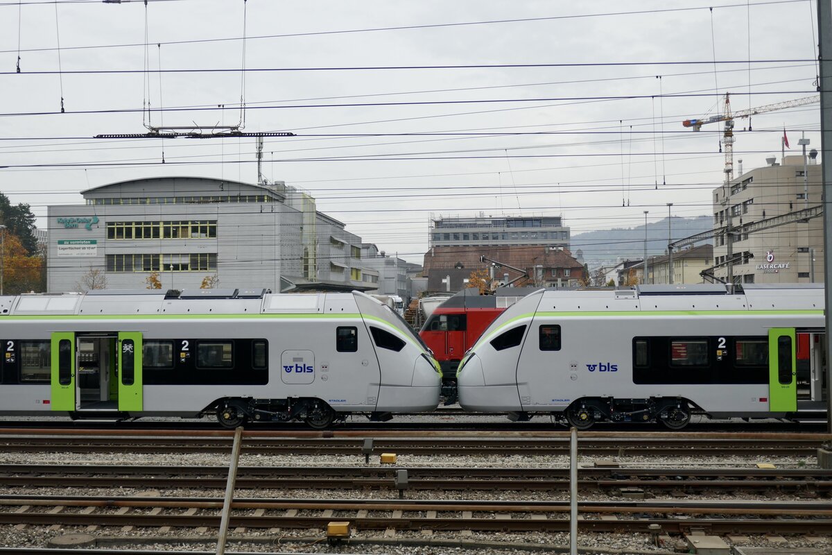 Die beiden zu diesem Zeitpunkt neusten MIKA RABe 528 121 und 122 am 20.10.22 beim Güterbahnhof Weyermannshaus aneinander gekupplet.