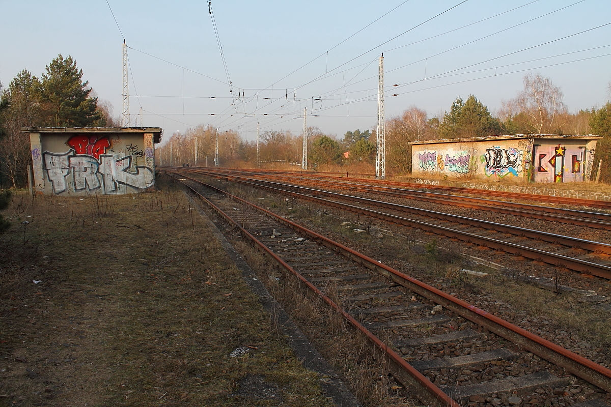 Die beiden Zugangsbauwerke für den Tunnelübergang des 1994 stillgelegten Bahnhofs Fichtengrund an der Berliner Nordbahn am 17.02.2015.
Im Rahmen der Streckenertüchtigung Berlin-Rostock werden diese Bauwerke zurückgebaut.
