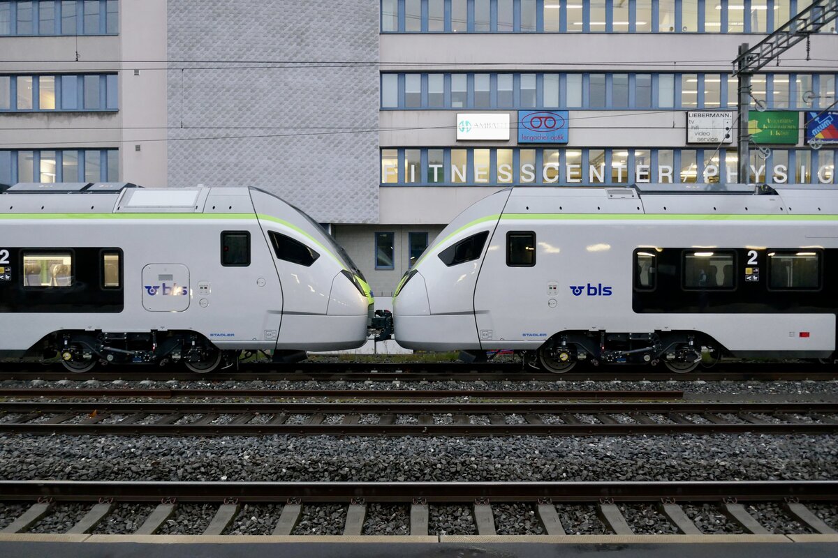 Die beiden zur Zeit neusten S-Bahn MIKAs RABe 528 208 (Übernahme 24.11.23) und 209 (Übernahme 22.12.23) am 9.11.23 beim Bahnhof Gümligen abgestellt.