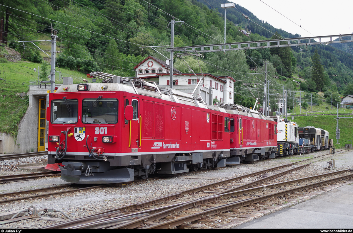 Die beiden Zweikraftloks Gem 4/4 801 und 802 bespannen in Poschiavo einen Güterzug bestehend aus dem schweren Sersa Kran VT maas 80 85 958 1 701-2 sowie zwei Schotterwagen (möglicherweise als Bremswagen). Das spezielle am Kranwagen ist, dass dieser sowohl auf Normalspur- wie auch auf Meterspurgleisen eingesetzt werden kann. Dazu muss lediglich das Fahrgestell getauscht werden.
Aufgenommen am 9. Juli 2014.