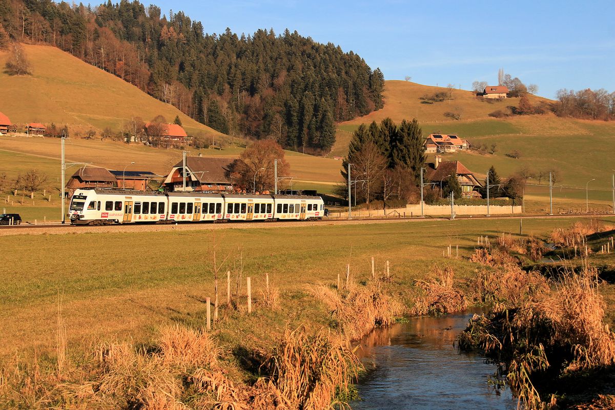 Die bekannte Biscuit-Firma aus dem Emmental hat zur Zeit 2 BLS  Lötschberger -Züge als Werbeträger auf der Linie Bern-Langnau-Luzern. Hier Zug 115 bei Zäziwil, am 15.Dezember 2016. (Ja, tatsächlich: Dezember) 