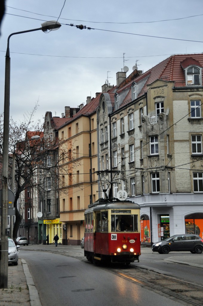 Die Bekante Linie  38  (Die Letzte Straenbahnlinie in Europa die Fahrplanmig ausschlielich mit Zweiachsern gefahren wird) kurtz hinter der Endhaltestelle  Bytom Kościł św. Trjcy  (29.10.2013)