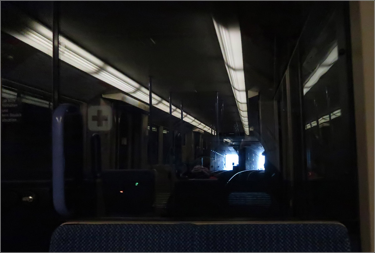Die Beleuchtung führt zum Licht -

... am Ende des Tunnels. In einem Zug der Stuttgarter U6 kurz vor der Haltestelle Europaplatz im Stadtteil Fasanenhof. 

29.01.2022 (M)