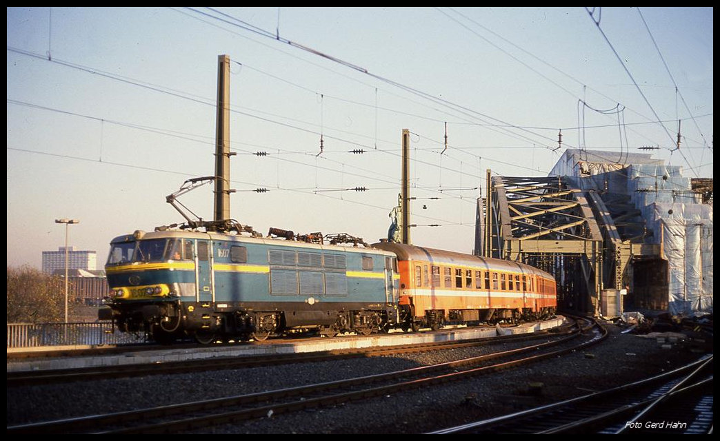 Die belgische 1607 verlässt hier am 30.11.1989 um 14.58 Uhr mit dem IC nach Oostende die Hohenzollernbrücke in Köln und fährt in den Hauptbahnhof ein.