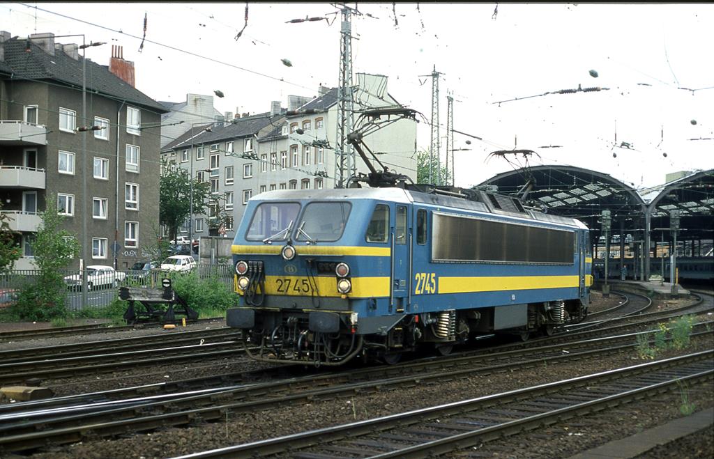 Die belgische 2745 der SNCB rangiert hier am 13.5.1995 um 11.58 Uhr im HBF Aachen.