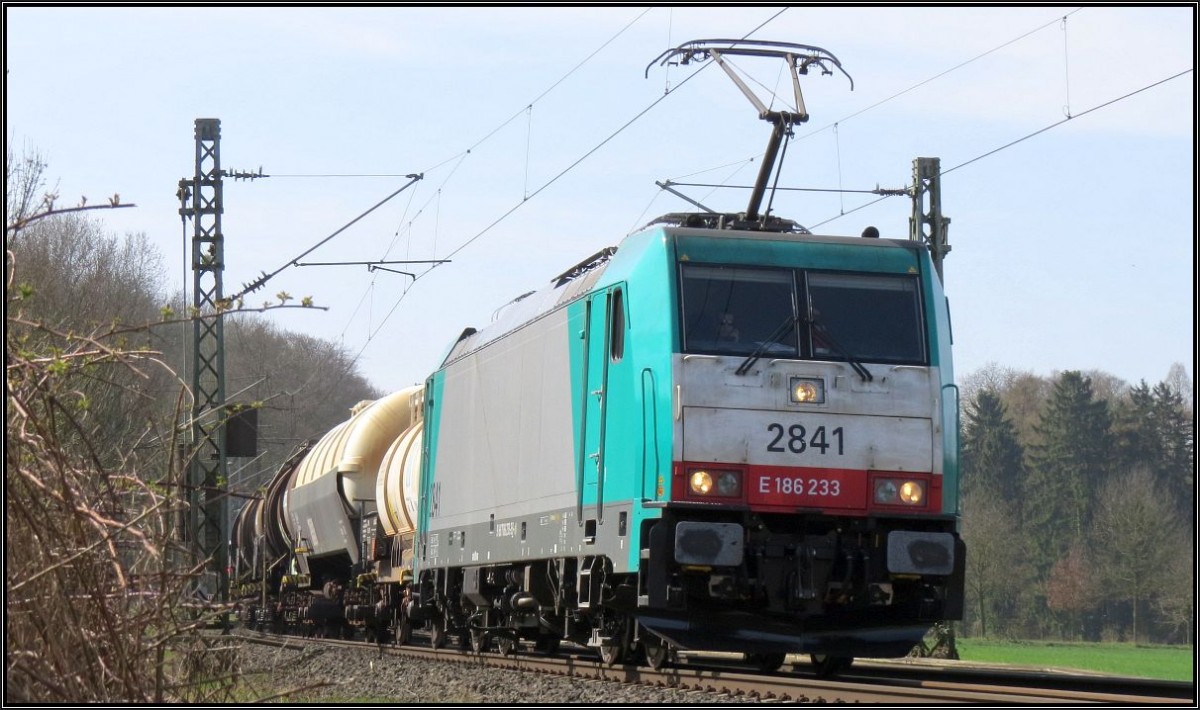 Die belgische 2841 ist mit einen kurzen Kesselwagenzug auf der Kbs 485 unterwegs.
Hier zu sehen unweit von Übach Palenberg bei Rimburg Anfang April 2015.