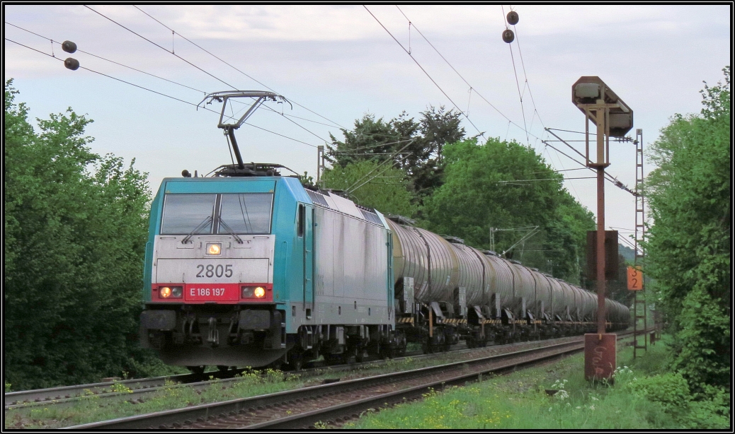 Die belgische Cobra 2805 kommt mit einen Kesselwagenzug die Rampe der Montzenroute hinauf zum Gemmenicher Tunnel. Bildlich festgehalten am frühen Abend des 13.Mai 2015 unweit von Aachen.