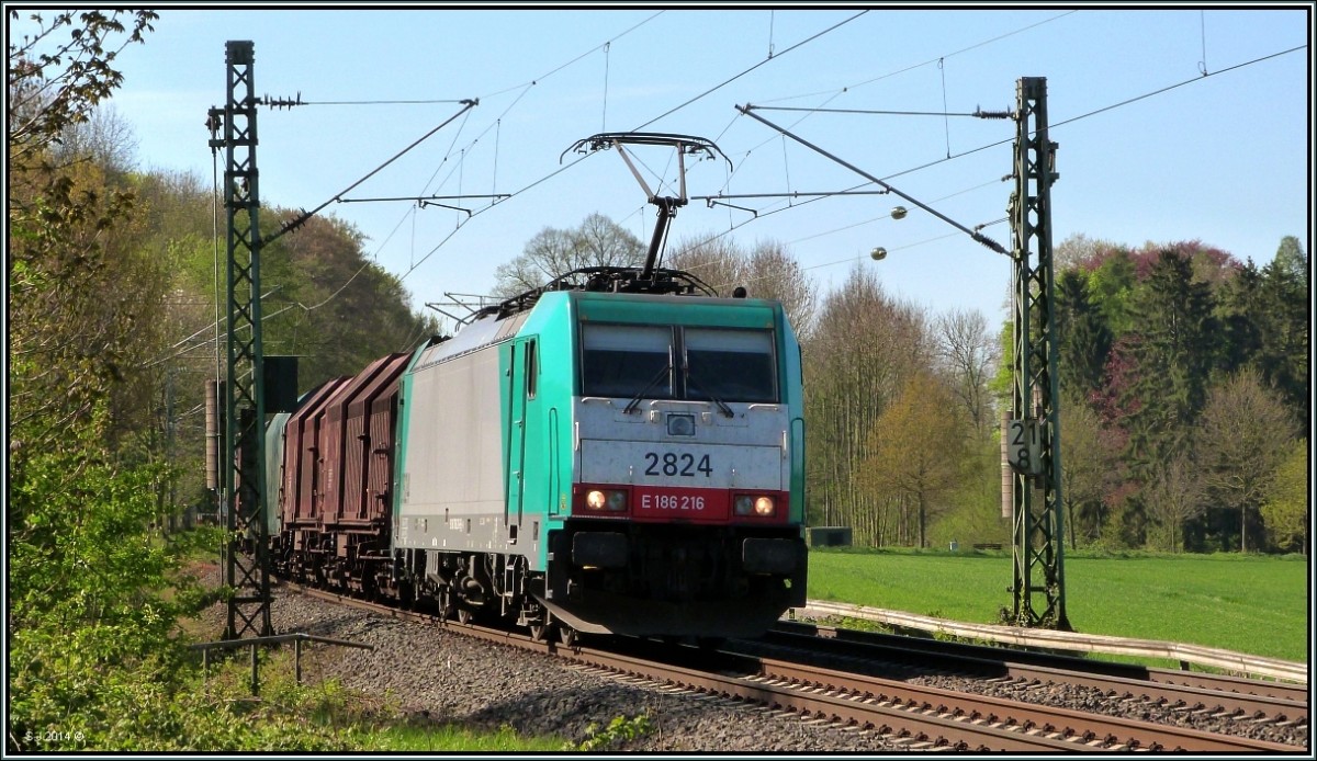 Die belgische Cobra (2824) ist als Umleiter unterwegs im Gleisbogen bei Rimburg auf der Kbs 485. Am Haken ein gemischter Güterzug.Szenario vom 15.April 2014.