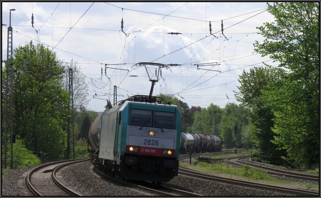 Die belgische Cobra 2826 in Aktion. Mit einen Kesselwagenzug am Haken im Gleisbogen auf der Kbs 480 am Bahnhof Eschweiler im Mai 2015. Das Foto enstand vom P&R Platz aus.