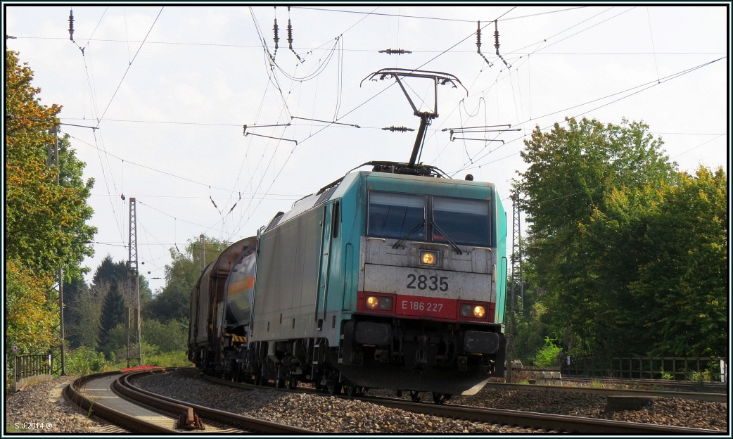 Die belgische Cobra 2835 (Traxx E-186) kommt mit ihrer Güterfracht aus Köln Gremberg
in den Gleisbogen am Bahnhof von Eschweiler gefahren. Szenario vom 01.Oktober 2014 vom Parkplatz aus festgehalten.