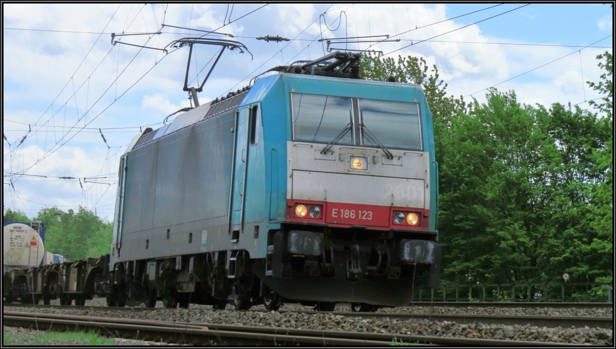 Die belgische Railtraxx E186 123 ist mit ihrer Güterfracht im Gleisbogen bei Eschweiler auf der Kbs 480 unterwegs nach Aachen West. Bildlich festgehalten am 05.Mai 2015 vom P&R Platz aus, am Bahnhof Eschweiler.