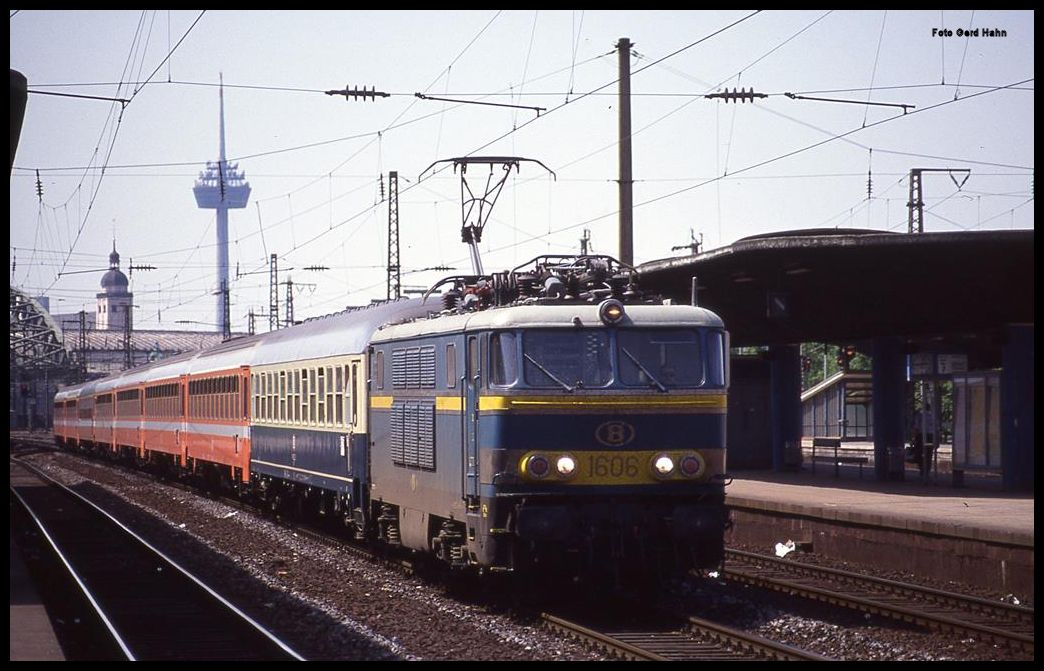 Die belgische SNCB 1606 fuhr am 21.5.1992 um 14.45 Uhr mit dem D aus Oostende durch den Bahnhof Köln Deutz.