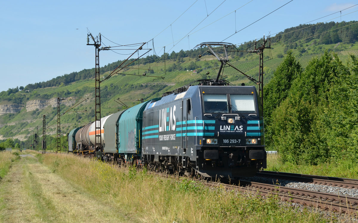 Die belgische Staatsbahn fungiert nun unter der Marke Lineas. Bisher hat nur 186 293 das neue Design erhalten. Mit einem kurzen Güterzug rollte sie am 14.06.17 durch Thüngersheim Richtung Würzburg.