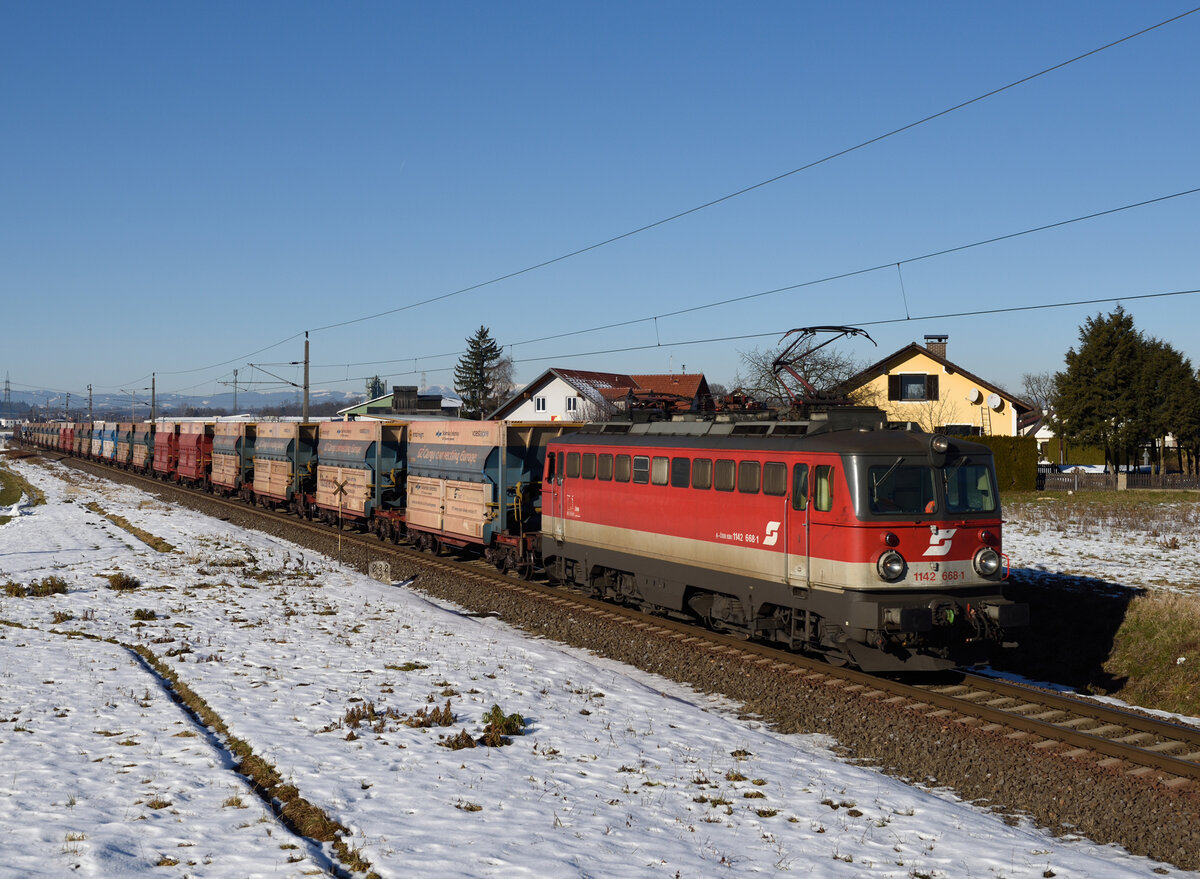 Die bepflatschte 1142 668 traktionierte am 19. Dezember 2021 den Leererzug 47407 von Leoben Donawitz nach Spielfeld-Straß und wurde von mir zwischen Werndorf und Wildon fotografiert.