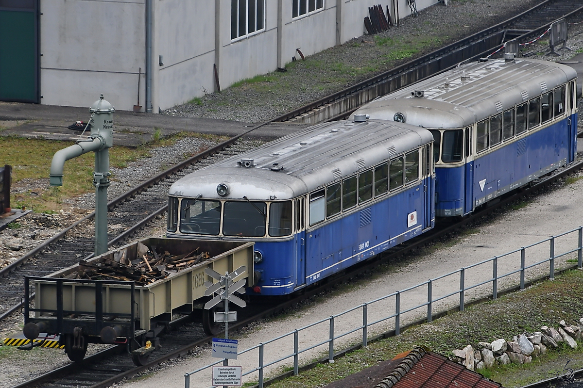 Die Bereisungstriebwagen 5081.01 (ehemals 8081.001) und 8081.021 und ein davor gespannte Güterwagen waren Mitte August 2020 im Lokpark Ampflwang zu sehen.