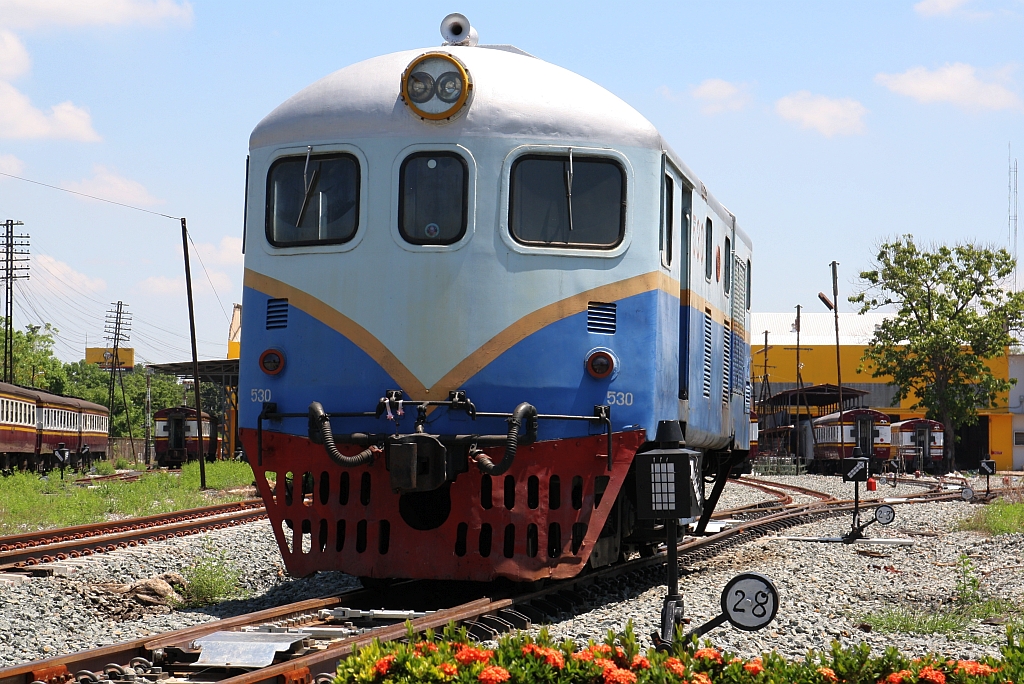 Die bereits 68 Jahre alte 530 (Bo'Bo', de, Davenport, Bauj.1952) steht nach wie vor als Verschubreserve im Depot Uttaradit im Einsatz. Depot Uttaradit am 19.Mai 2018.