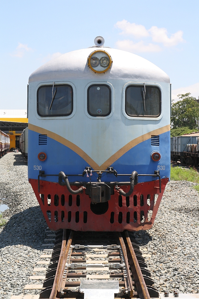 Die bereits 68 Jahre alte 530 (Bo'Bo', de, Davenport, Bauj.1952) steht nach wie vor als Verschubreserve im Depot Uttaradit im Einsatz. Depot Uttaradit am 19.Mai 2018.