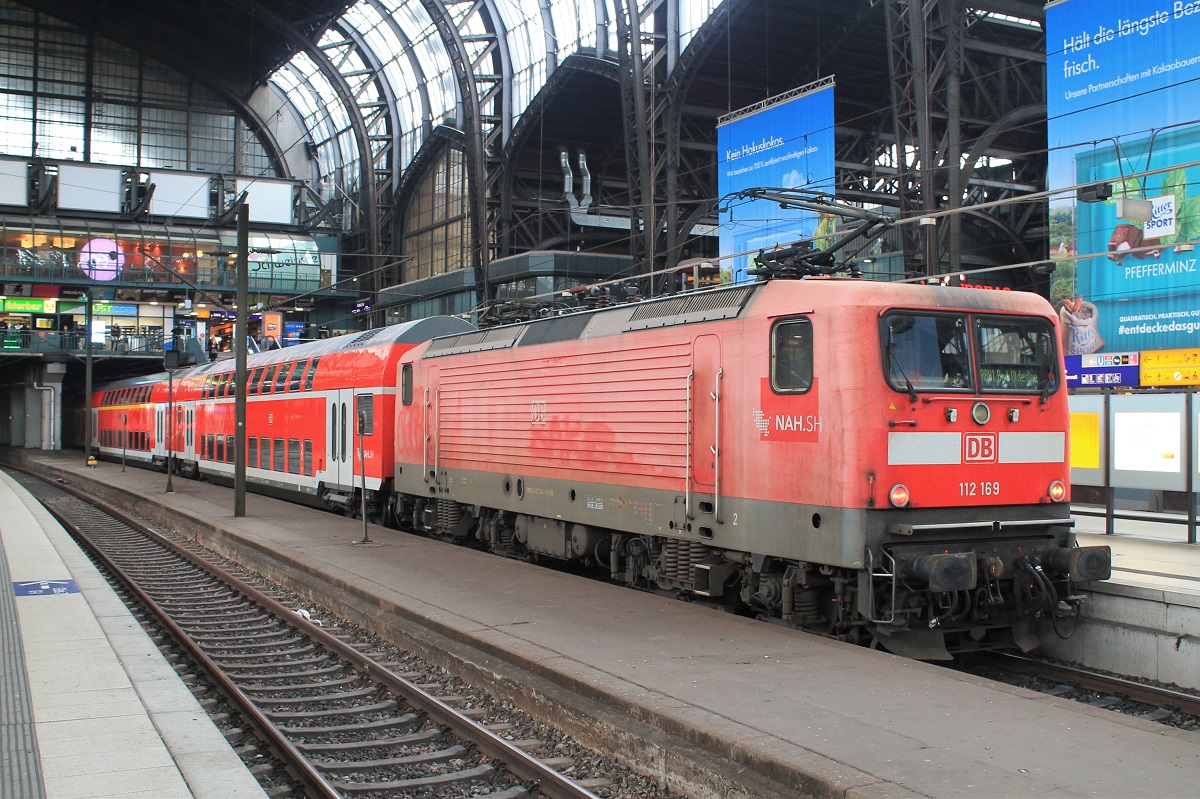 Die bereits arg ausgeblichene 112 169 der DB Regio Schleswig-Holstein (DB Regio Nord, Kiel) mit dem RB 81 von und nach Bad Oldesloe am 9.4.2023 im Hamburger Hbf.