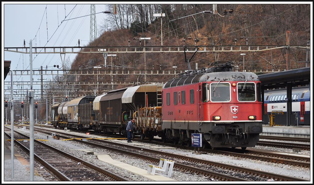 Die bereits etwas angerostete Re 6/6 11629  Interlaken  wartet auf die Weiterfahrt in Ziegelbrücke. (16.01.2014)