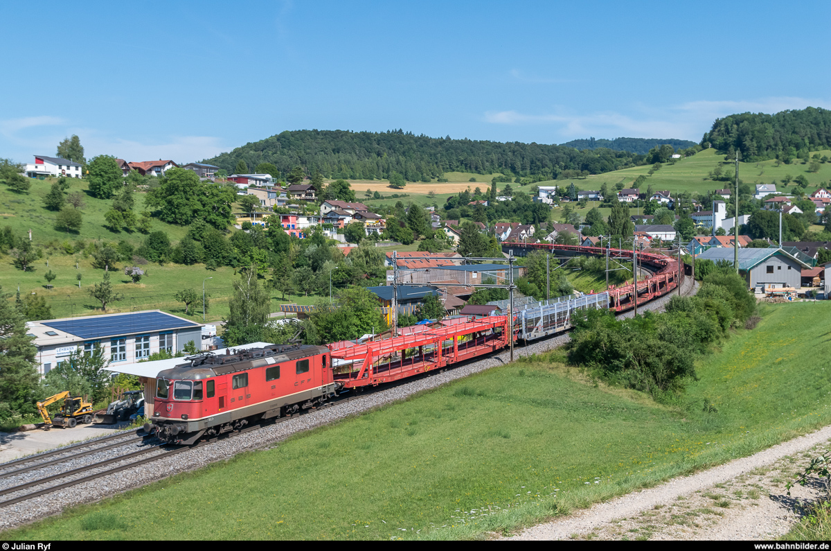 Die bereits zwei Bilder vorher gezeigte Re 4/4 II 11311 hat am 5. Juli 2017 knapp zwei Stunden später ihre Neuwagen abgeliefert und fährt mit einem leeren Autozug bei Zeihen wieder zurück in Richtung Basel.