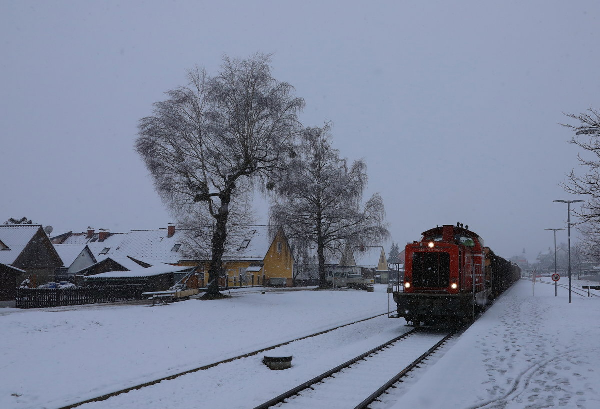 Die Bergarbeiterkolonie Pölfing Brunn im Winterkleid. 

Am Bahnsteig machen auch die 60 km/h der alten Ladie ganz schön Wind. 
02.02.2018