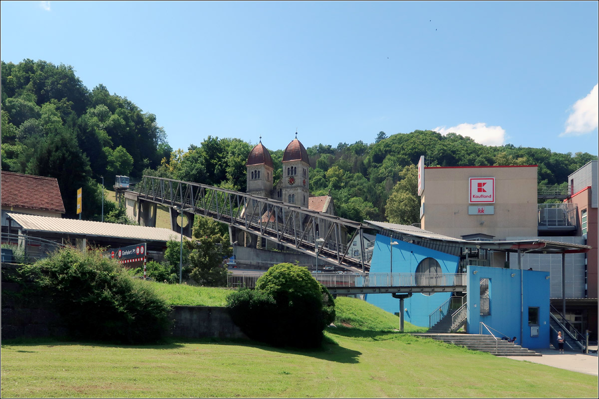 Die Bergbahn Künzelsau - 

Die Talstation mit der anschließenden 'Hochbahnstrecke' und einer abwärts fahrender Bahn.

29.07.2021 (M)