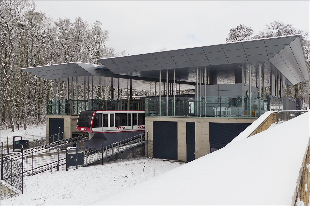 Die Bergstation der CFL Standseilbahn Pfaffenthal-Kirchberg prsentierte sich am 31.01.2019 unter einer leichten Schneedecke. Der obere Teil des Bahnhofs ist das Herzstck eines Knotenpunkts fr den ffentlichen Nahverkehr, der das neue Tram von Luxemburg, fnf Stadtbuslinien und zwlf RGTR-Linien (Rgime gnral des transports routiers, das Netz der luxemburgischen Regionalverkehrsbetriebe) umfasst. (Jeanny)

Auf der oberen Ebene befindet sich der Bahnhof exakt auf Hhe der Avenue J.  F.  Kennedy, einer Hauptverkehrsachse mit einem mittigen Radweg fr beide Fahrtrichtungen. Die Bauarbeiten fr die Straenbahn wurden zum Anlass genommen, die Anlagen fr Fugnger und Velofahrer vor allem auf dieser Verkehrsachse neu zu gestalten.