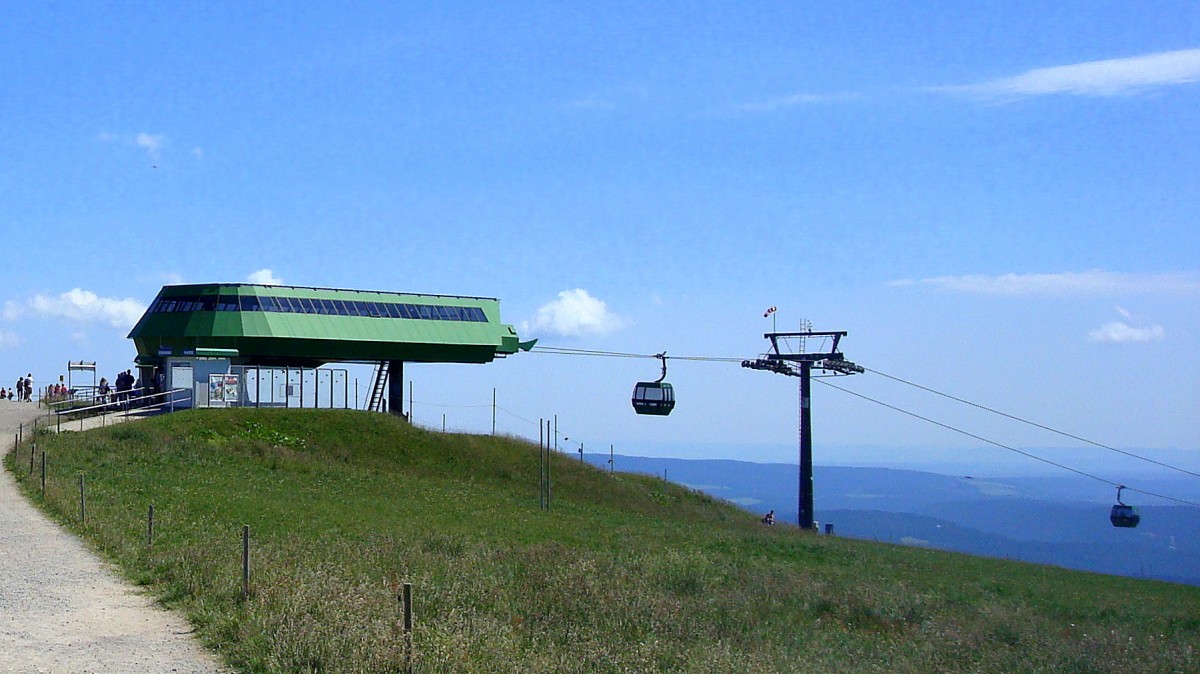 die Bergstation der Kabinenbahn auf dem Feldberg im Schwarzwald in 1450m Hhe, erbaut 1999, Juli 2010 