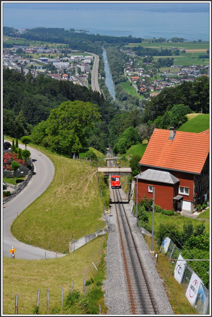 Die Bergstrecke in der Verlängerung des alten Rheins (Staatsgrenze zu Österreich) weisst keine Kurven auf, dafür zwei Tunnels und ein grösseres Viadukt. (26.06.2015)