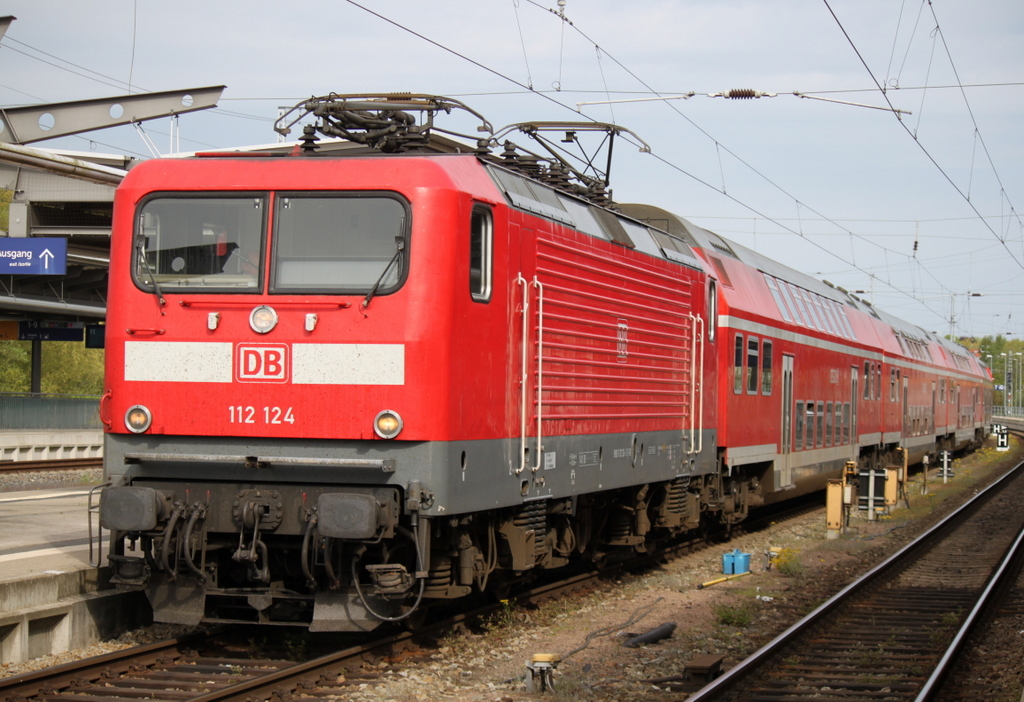 Die Berliner 112 124-3 stand am Streiktag des 09.05.2015 mit RE 4361 von Rostock Hbf nach Berlin Hbf(tief) von 09:23-12:34 im Rostocker Hbf