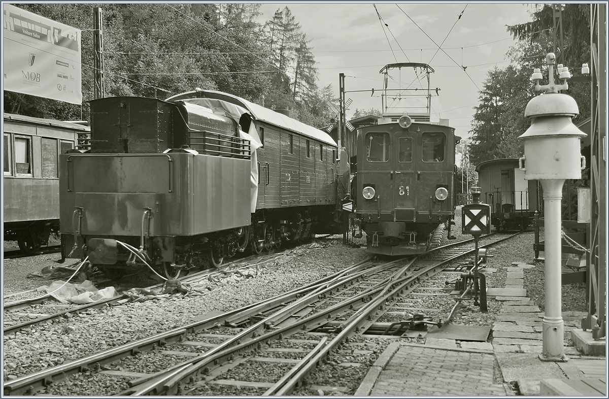Die Bernina Bahn Ge 4/4 81 rangiert in Chaulin und gibt den Blick frei auf ein weiters Bernina Fahrzeug: Die Dampfschneeschleuder  RhB/BB G 2x 3/3 1052 bzw. X rot d 9214 von 1912.
19. August 2018