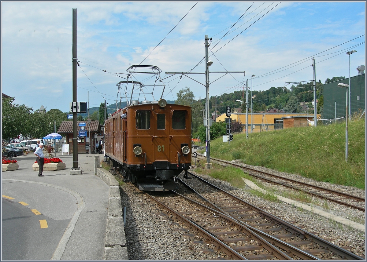 Die Bernina Bahn Ge 4/4 81 der Blonay-Chamby Bahn wartet in Blonay auf die Abfahrt nach Chaulin. 

16. August 2020