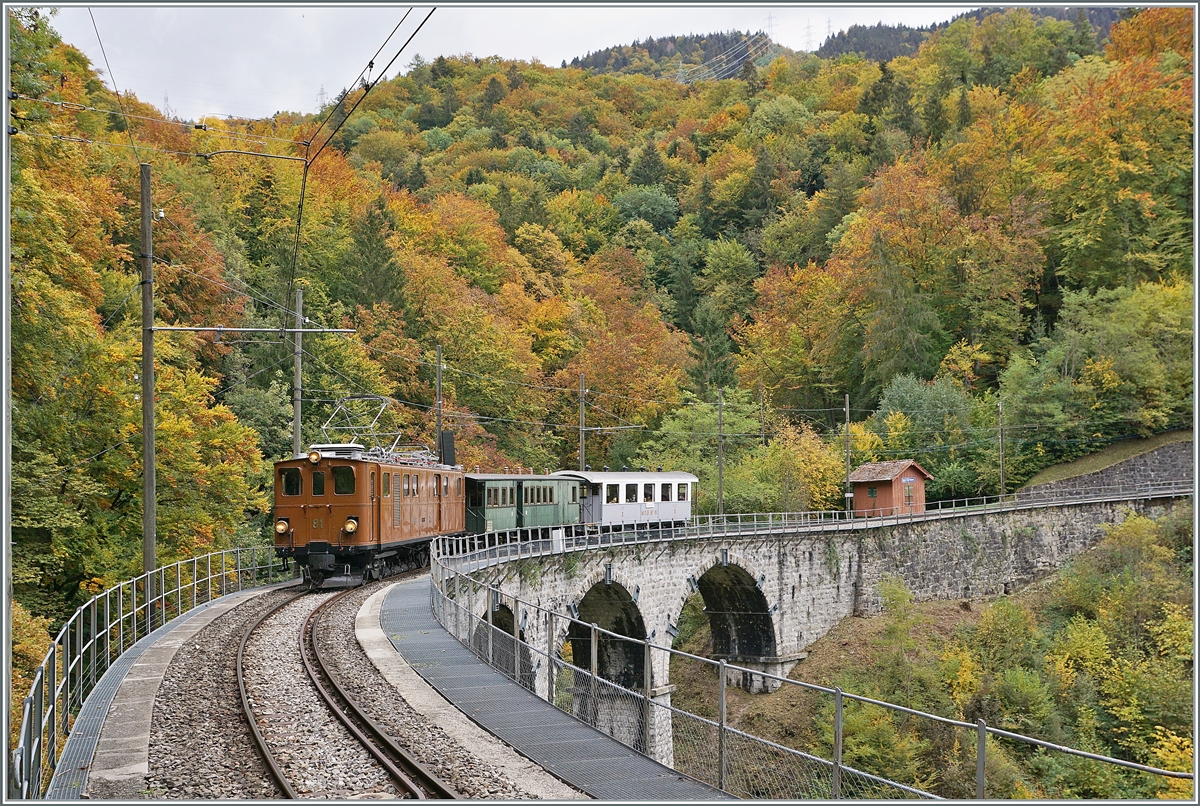 Die Bernina Bahn Ge 4/4 81 auf der Fahrt nach Blonay auf dem Baie de Clarens Viadukt kurz nach  Vers-Chez-Robert. 

11. Okt. 2020