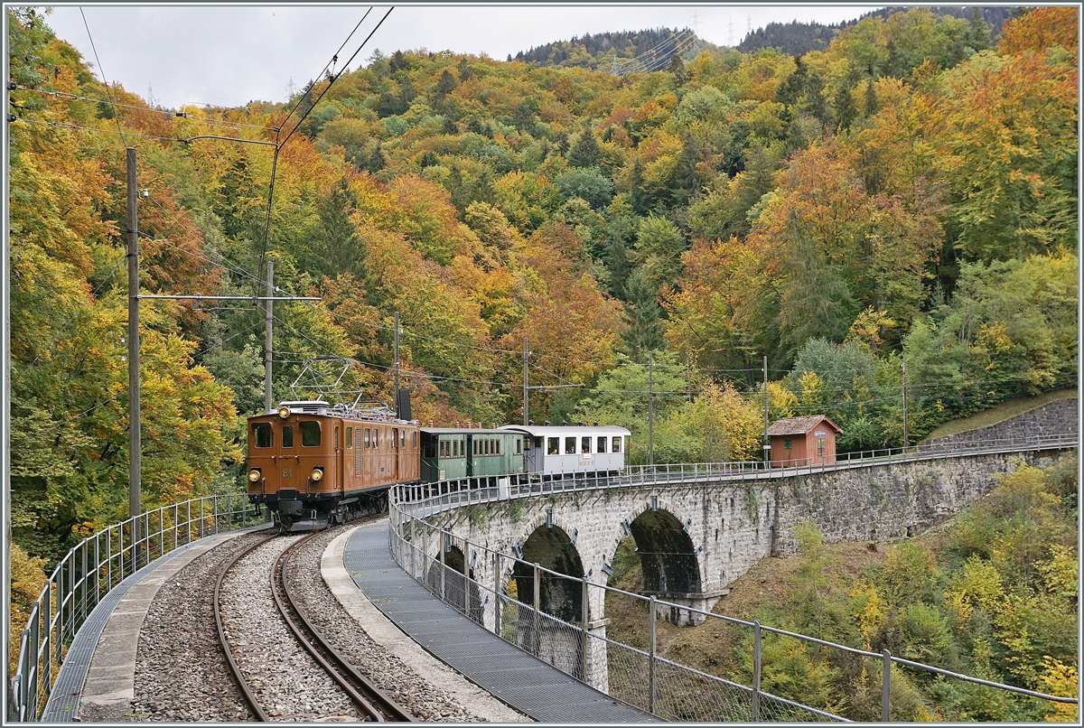 Die Bernina Bahn Ge 4/4 81 auf der Fahrt nach Blonay auf dem Baie de Clarens Viadukt kurz nach  Vers-Chez-Robert. 

11. Okt. 2020