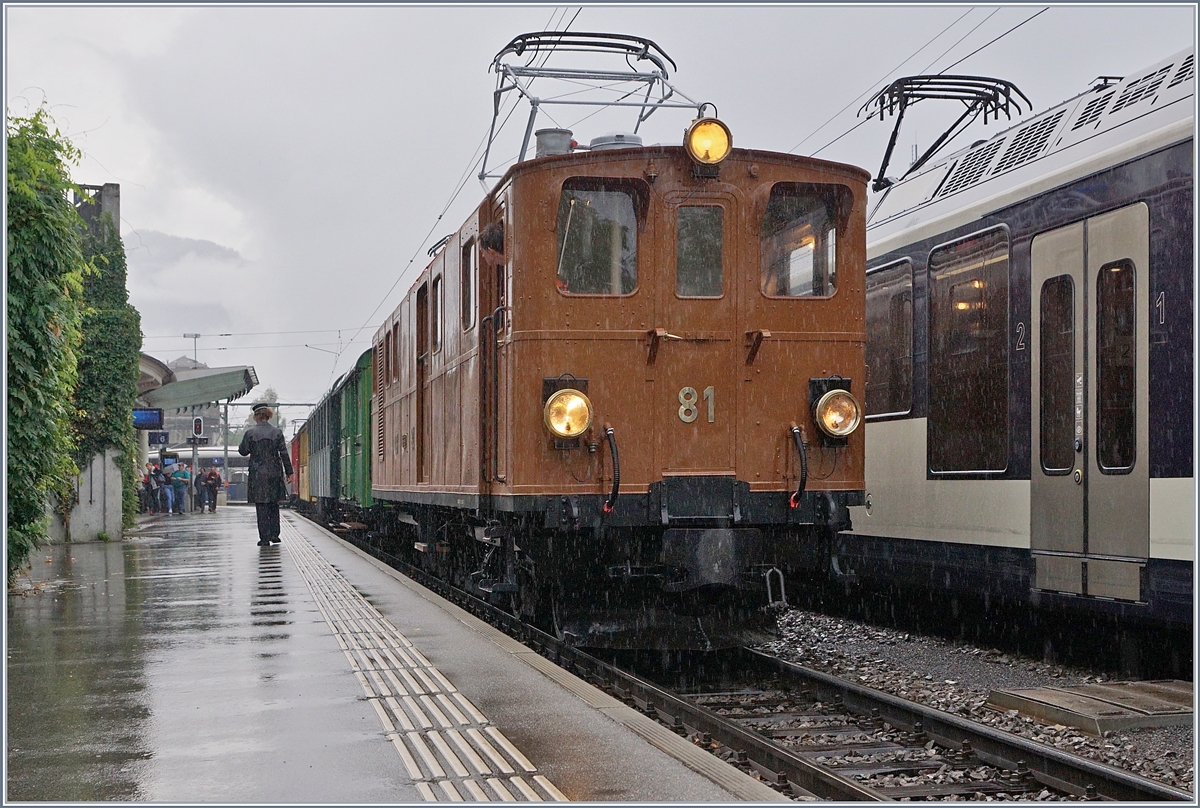 Die Bernina Bahn Ge 4/4 81 ist mit einem Leermaterialzug in Montreux eingetroffen. Im  Rahmen der Festivitäten 50 Jahre Blonay-Chamby Museumsbahn fuhr die Ge 4/4 81 anschließend mit ihrem Zug nach Gstaad (während von Bulle die Ge 4/4 182 ebenfalls nach Gstaad fuhr). 

14. September 2018