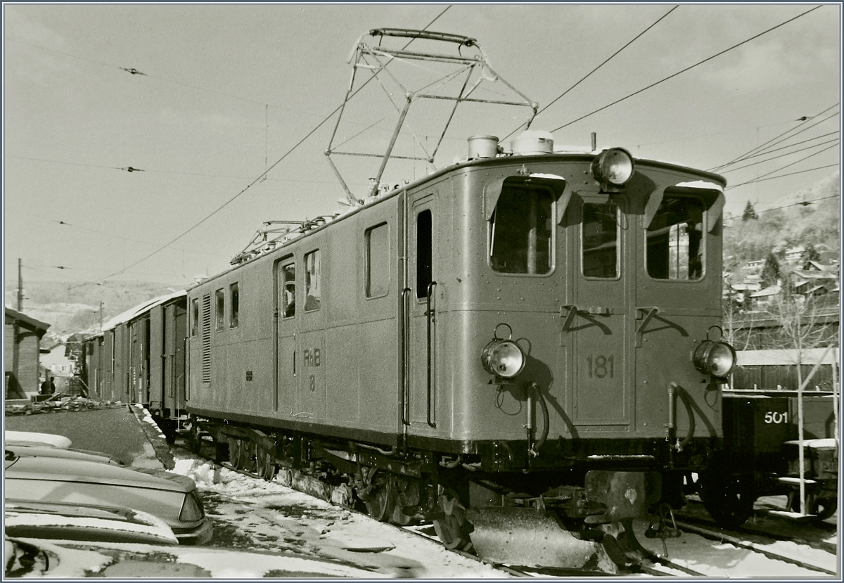 Die Bernina Bahn RhB Ge 4/4 181 (ex Ge 6/6 81 bzw. ab Ge 4/4 81) an einem Wintertag in Blonay. Es war das erste und für lange zweiundreissig Jahre das letzte Mal, dass ich diese stolze Lok in Betrieb sah. 

Blonay, im Januar 1986