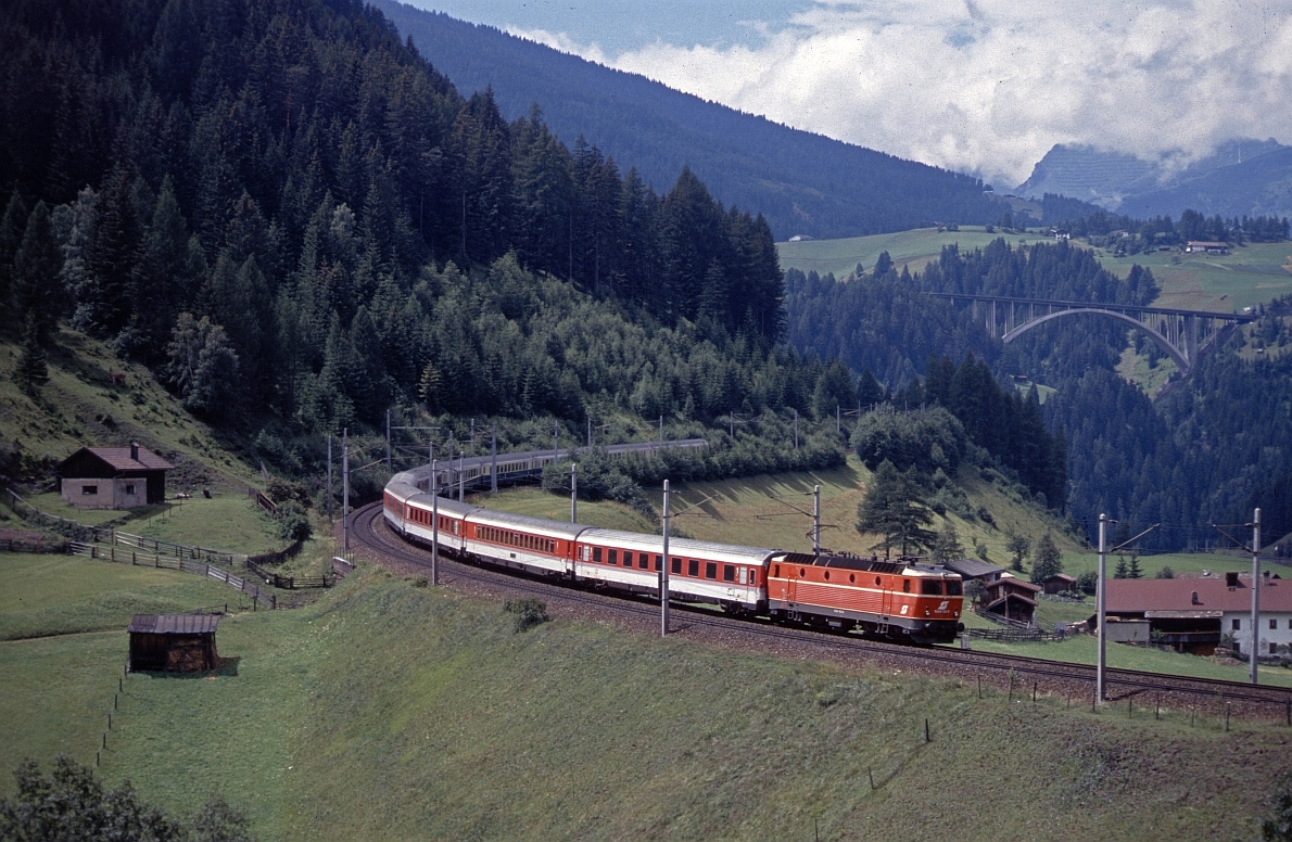 Die  berühmt-berüchtigte  Fotokurve bei St.Jodok an der Brennerbahn. Ob im Sommer 1992 auch schon die Fotografen regelmäßig vom erbosten Eigentümer der Wiese mehr oder weniger rabiat vertrieben wurden, entzieht sich meiner Kenntnis. Ich hatte jedenfalls damals (noch) keine Probleme. 