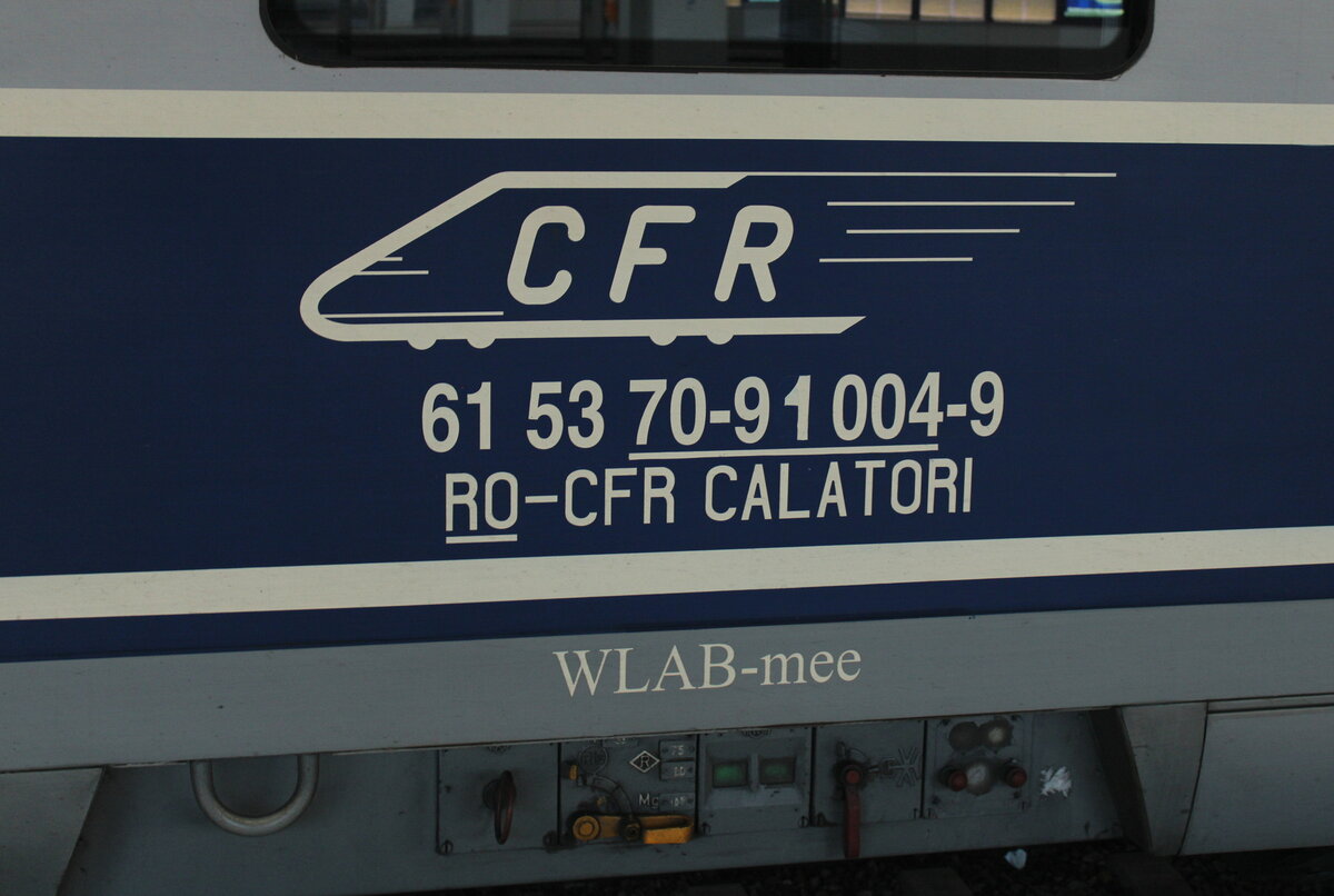 Die Beschriftung am CFR 61 53 70-91 004-9 RO-CFR Călători WLAB-mee im D 347  Dacia  nach Bucureşti Nord, am 15.08.2022 in Wien Hauptbahnhof.