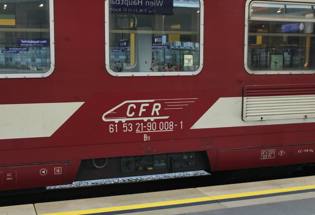 Die Beschriftung des CFR  61 53 21-90 008-1 B11, im D 347  Dacia  nach Bucureşti Nord, am 15.08.2022 in Wien Hauptbahnhof.