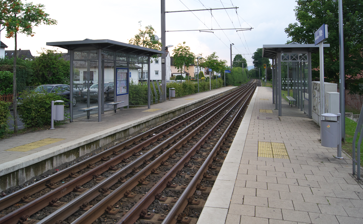 Die Besonderheit im Bereich Niederkaufungen ist das 6 Schienengleis in Niederkaufungen Mitte. Da die Tram-Train sich hier die Strecke mit dm Güterverkehr teilt hat man diese Lösung gewählt, damit der Güterverkehr das Lichtraumprofil ausschöpfen kann und die StraBa oder Regio Tram dicht an den Bahnsteig heranfahren kann. Bahnstrecke 3901 Kassel - Waldkappel am 07.07.2017. Bleibt die Frage an den Eisenbahnfachmann, ist es nun ein Haltepunkt oder ein Bahnhof, denn es gibt ja zwei Weichen und eigentlich mehrere Gleise.