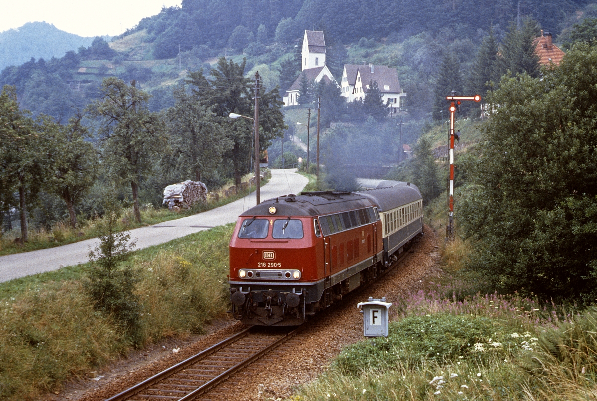 Die bestens gepflegte Haltinger 218 290 mit E 771 Hamburg-Freudenstadt bei Forbach-Gausbach (7.7.1986).