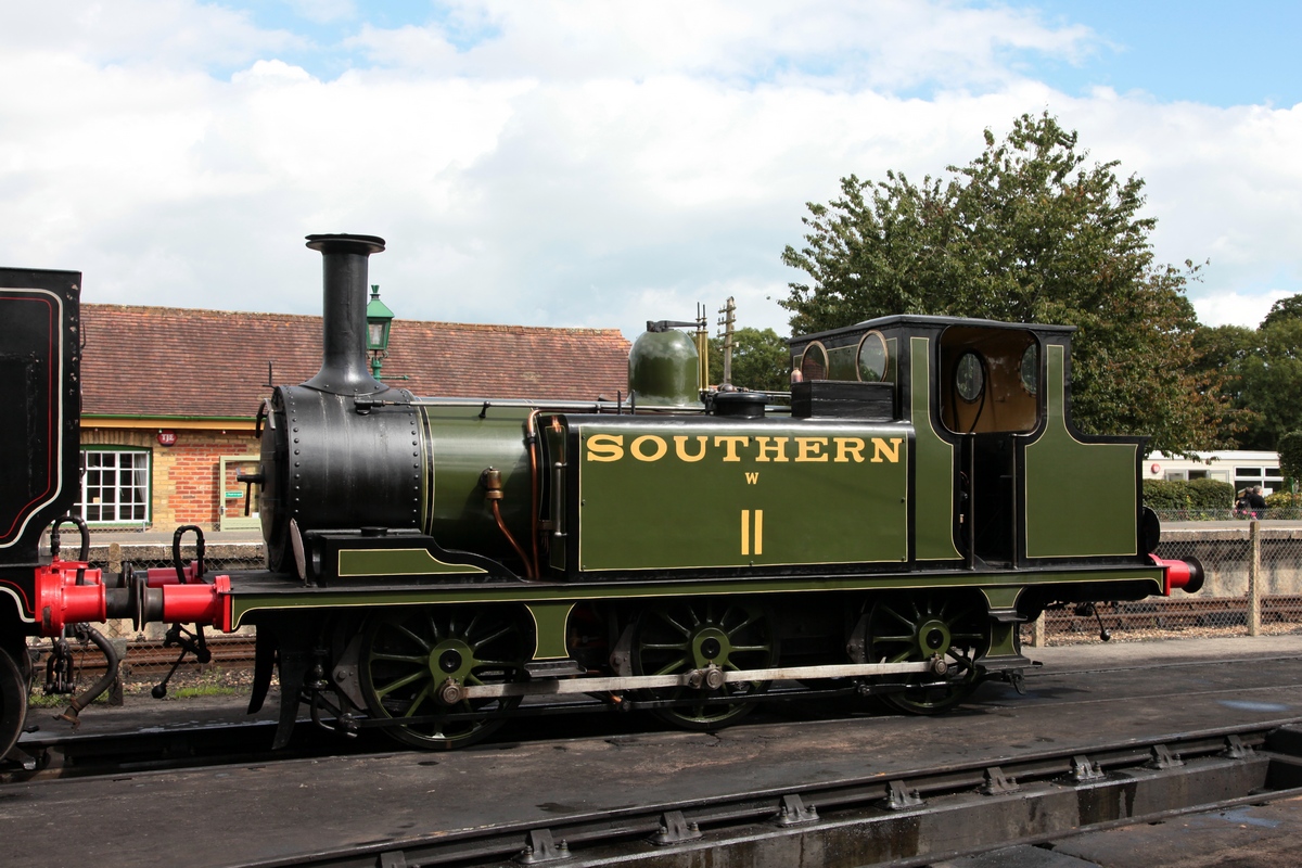 Die bestens gepflegte Southern Railway W11 in Havenstreet depot, welches nur im Rahmen einer Führung zugänglich ist, am 04.09.2015