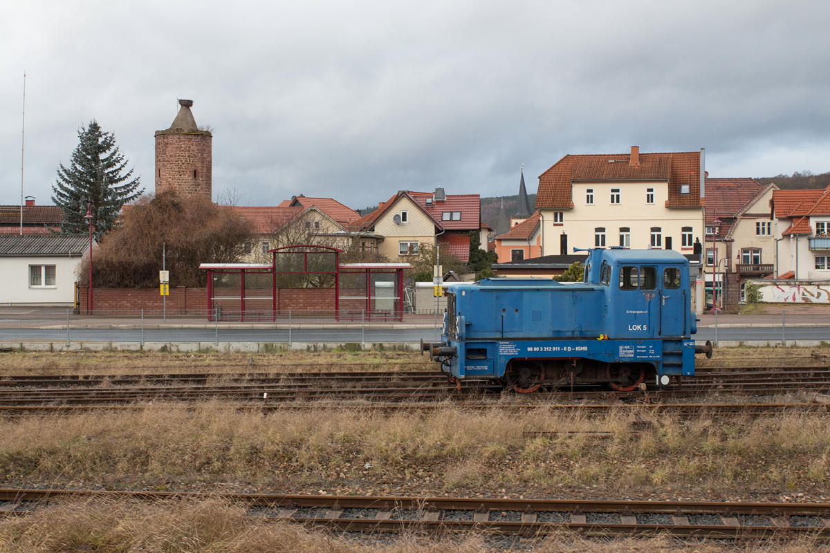 Die in Betrieb befindliche Lok 5 (312 011-0) der IG Hirzbergbahn e.V. war am 24.12.16 im stillgelegten Bahnhof Vacha abgestellt.