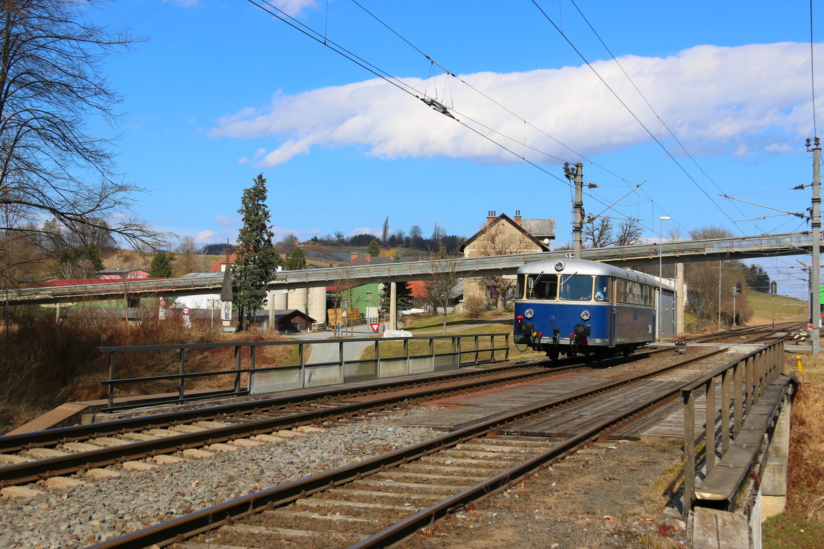 Die Betriebsstelle Retznei liegt einige Kilometer vor dem Grenzbahnhof Spielfeld und dient dazu dazu den doch längeren eingleisigen Abschnitt zwischen Wildon und Spielfeld als Kreuzungspunkt zu entlasten. 
Zusätzlich bedient die Steiermärkische Landesbahn das anliegende Lafarge Zement Werk ( mehr dazu bei einem meiner nächste Bilder ) .
Hier im Bild 5081.055 bei der Ausfahrt nach Spielfeld am 4.03.2017