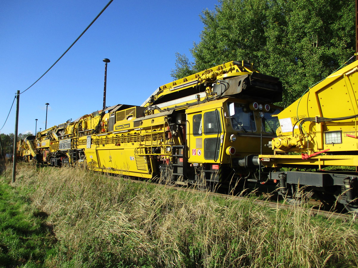 Die Bettungsreinigungsmaschine RM 95-700,mit der Nr:99 80 9114 001-7,kam am 28.Oktober 2019,zum Anschluß Grimmen Schützenplatz.