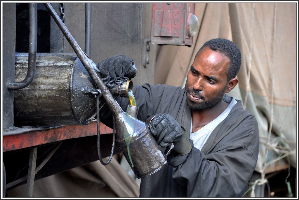 Die beweglichen Teile einer Dampflok verlangen immer nach Schmieroel. (08.12.2014)