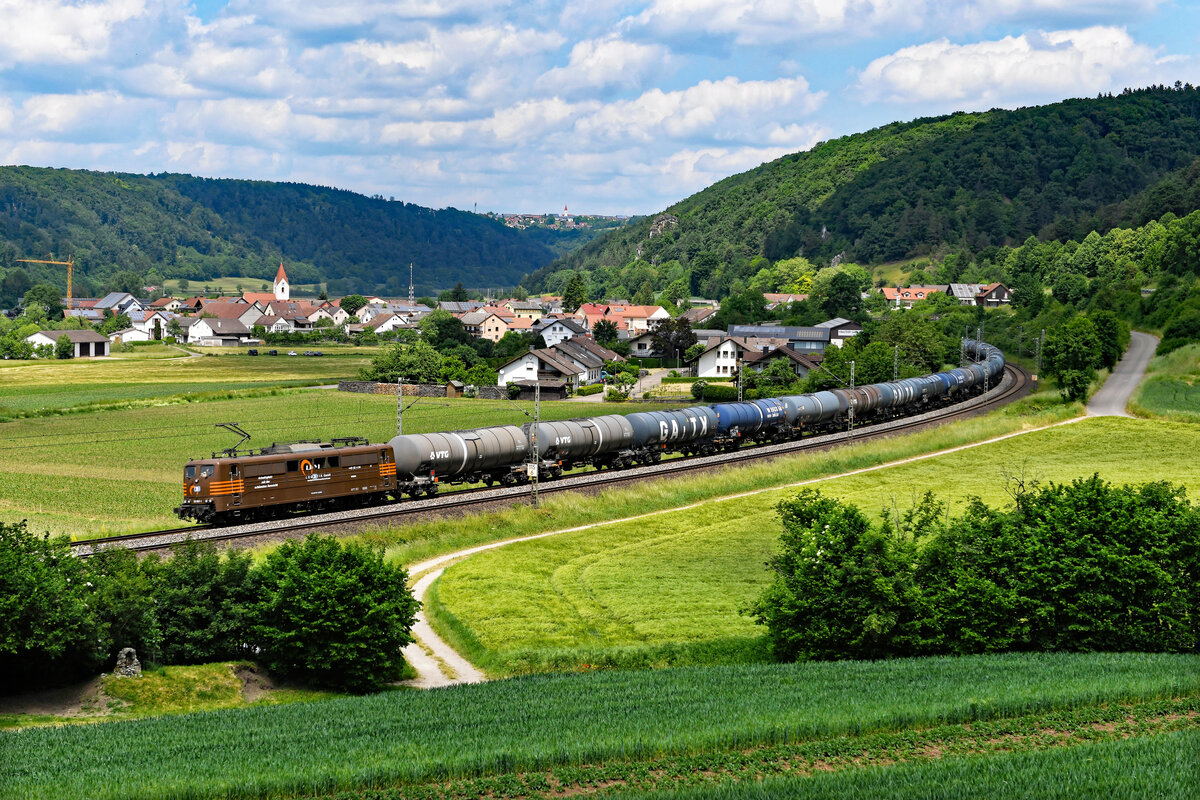 Die Bewölkung machte es spannend, als am 03. Juni 2023 die ehemalige HSL 151 017 mit einem Kesselwagenzug den bekannten Bogen bei Breitenfurt im Altmühltal passierte. Kürzlich wurde die Lok von der SRI Rail Invest GmbH übernommen und war zum Aufnahmezeitpunkt an WRS vermietet. Über einen längeren Zeitraum war sie vor Brennstoff-Transporten zwischen den Ingolstadt und Karlsruhe zu beobachten. Leider befindet sich WRS Deutschland aktuell in finanziellen Turbulenzen. Die Züge fahren noch, sind aber meist mit den firmeneigenen Vectrons bespannt. So bin ich im Nachhinein froh, dass es mit einem Bild der schokoladenbraunen 151 017 im Altmühltal so halbwegs geklappt hat.  