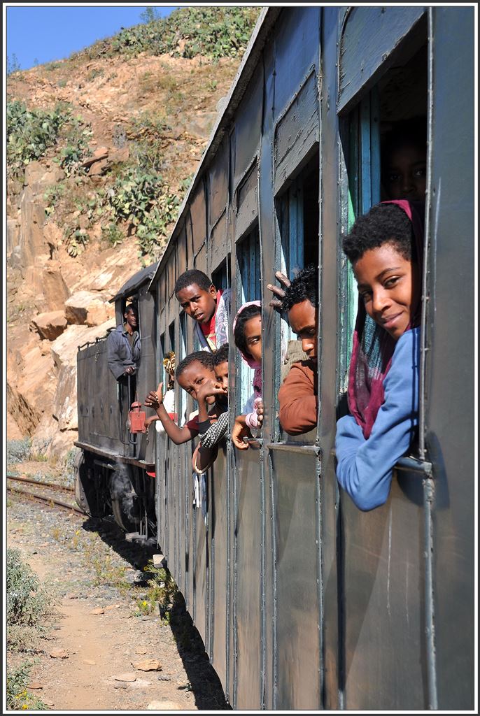 Die Bewohner von Arbaroba freuen sich über die Mitfahrgelegenheit hoch nach Shegerini. Hewan Tegaste im Vordergrund war auf all meinen Reisen seit 2008 immer mit dabei und geniesst die Fahrt in  vollen Zügen . (09.12.2014)